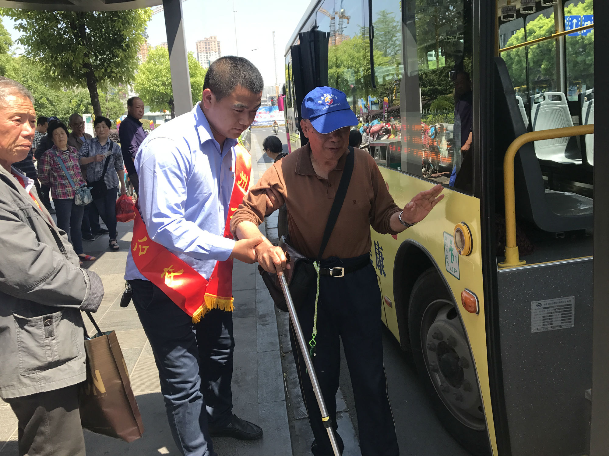 幫助行動(dòng)不便的老人乘車(chē).jpg
